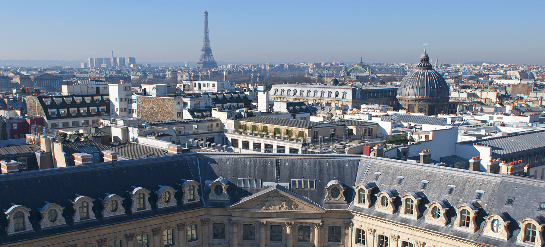 Vista de Paris com a Torre Eiffel ao fundo
